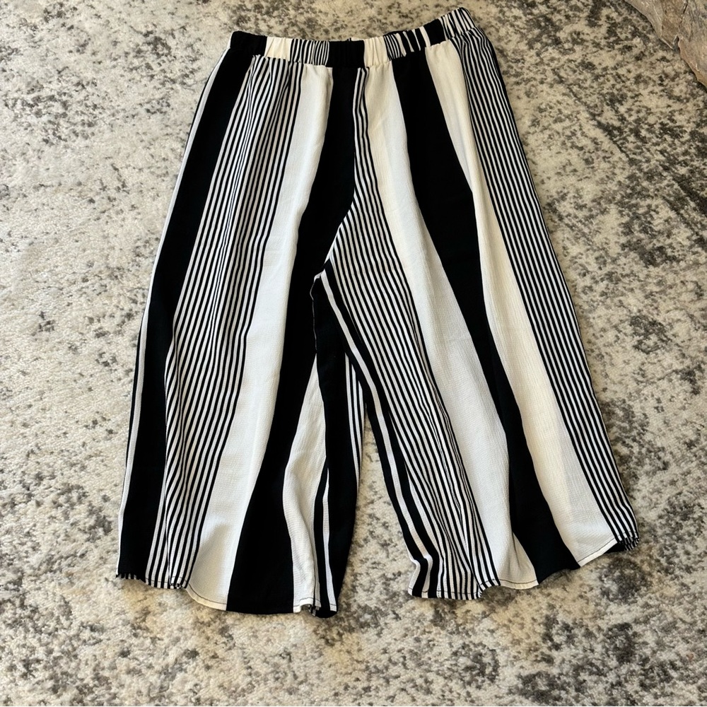 Forever 21 Women’s Wide Legged Cropped Pants SZ M Black/White Stripe